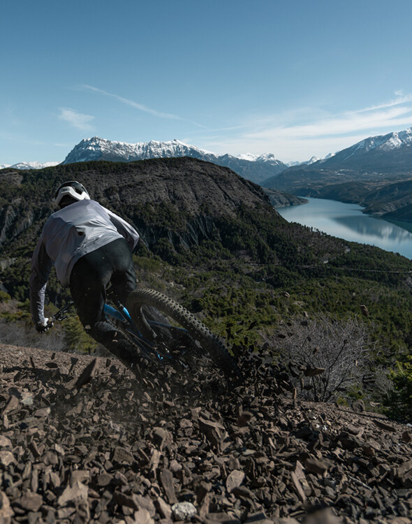 Yannis Pelé vous embarque pour un surprenant World Tour en VTT