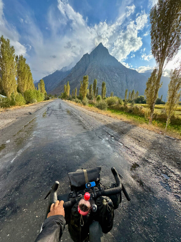 Road to Ama Dablam : Un périple de continent en continent en vélo pour gravir la plus belle montagne du monde