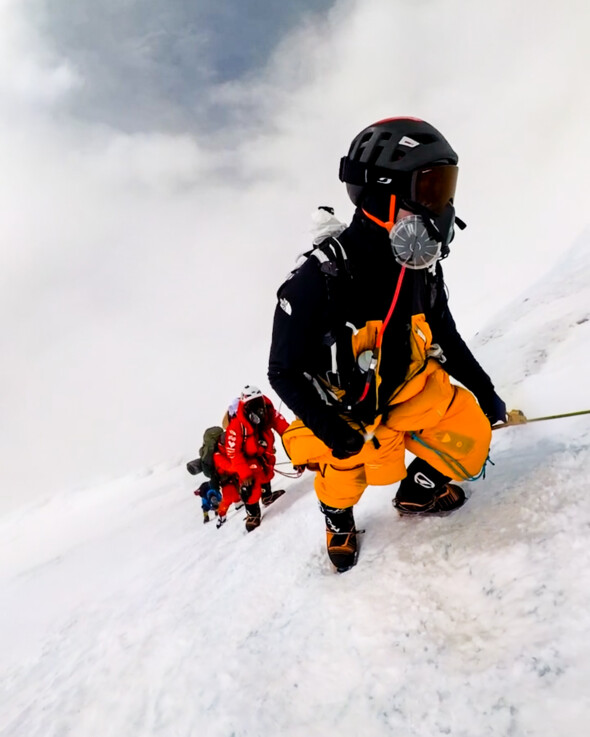 Mathis Dumas : Portrait d'un alpiniste surgissant de l'ombre